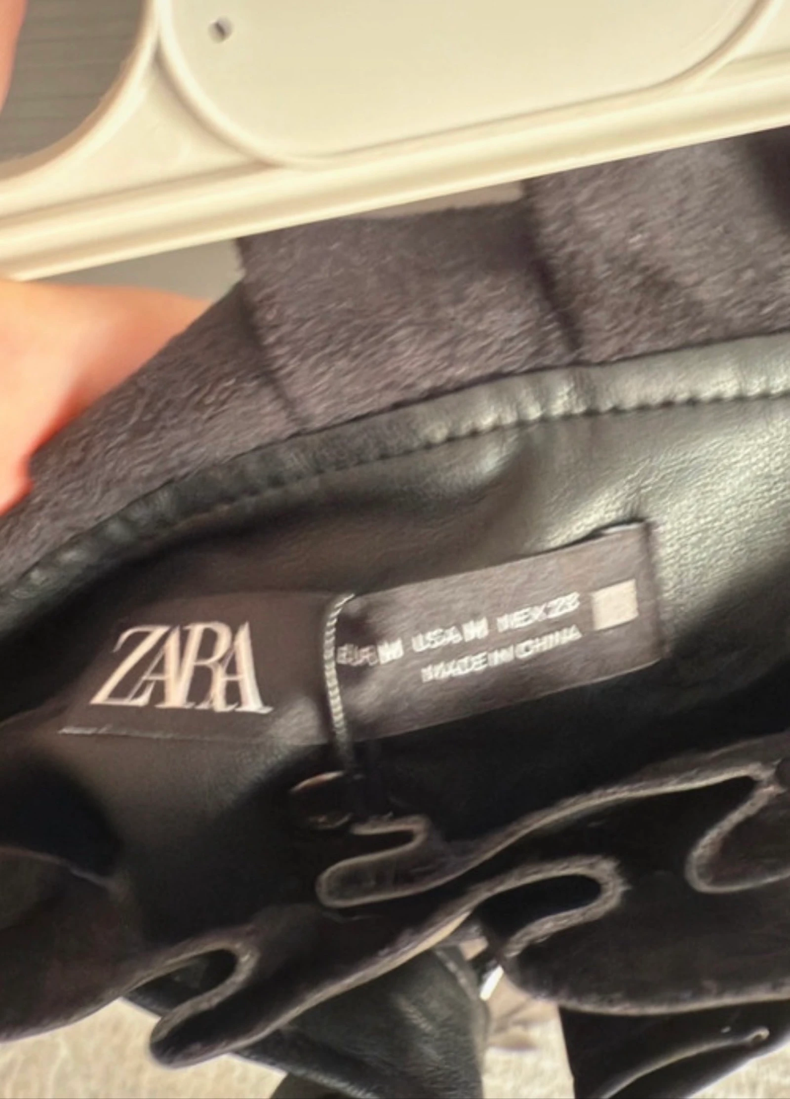 Saia de efeito couro com bainha plissada da Zara (Tamanho M) – photo 3